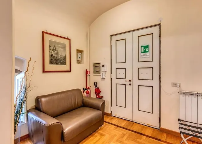 Xx Sett: Flat By Barberini Trevi Fountain *